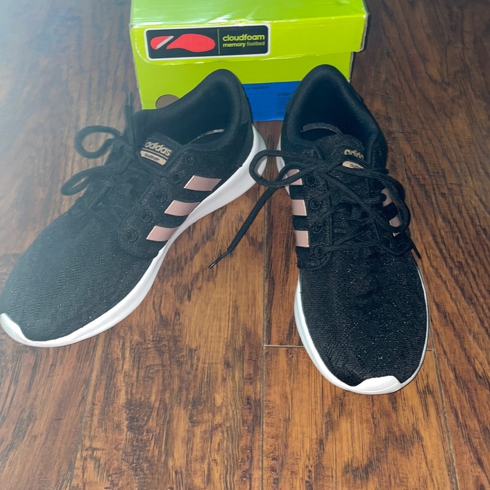 Adidas QT Racer Tennis shoe